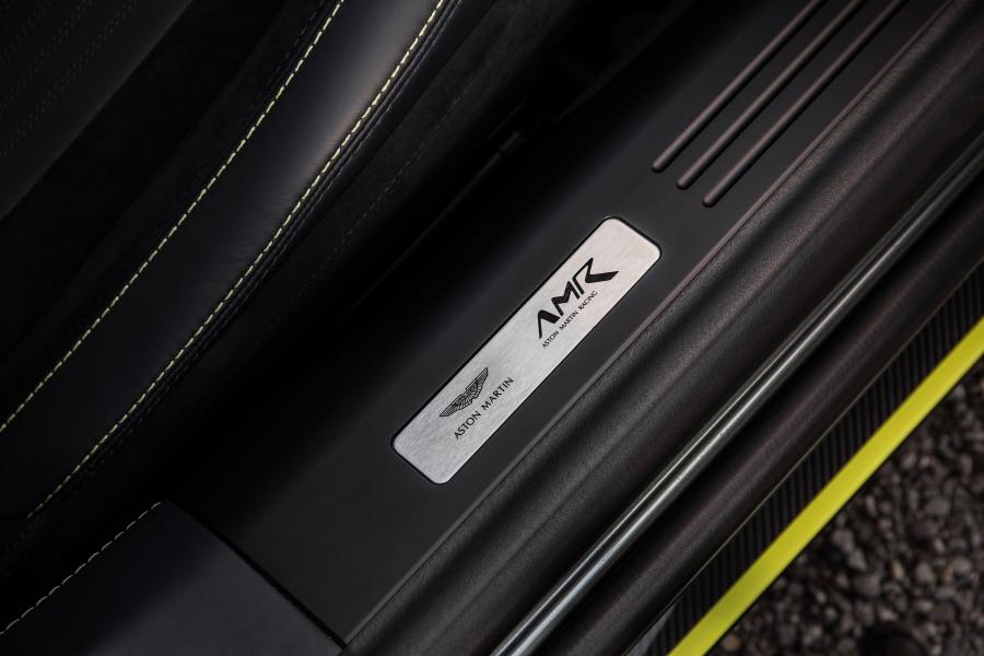Детали интерьера Aston Martin DB11 AMR Signature Edition 2018 года  (WW) (фото 5 из 43)